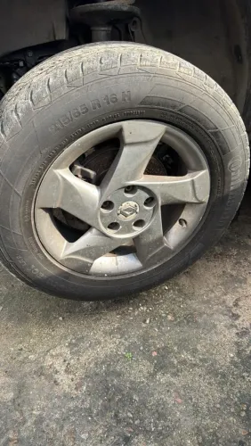 Roda Renault duster com pneus