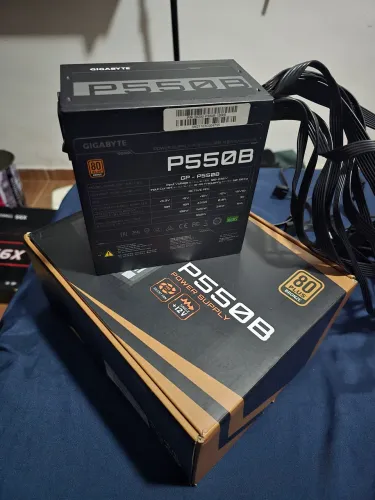 Fonte 550W Gigabyte.