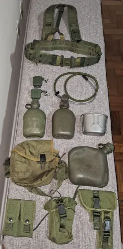 Material de acampamento cantil suspensório e mais itens