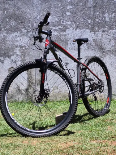 Vendo Mountain Bike KSW XLT 100, aro 29, quadro tamanho 21", na cor preto/branco/vermelho.