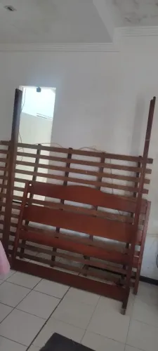 Cama de casal em madeira Massaranduba + colchão