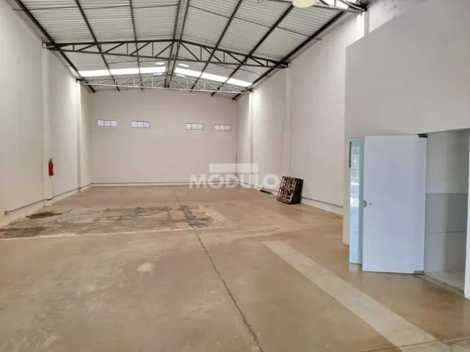 Barracão comercial disponível para locação no bairro Santa Rosa.