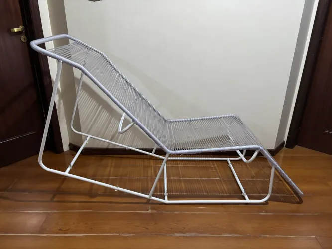 Espreguiçadeira reclinável em ferro tubular e fio PVC espaguete