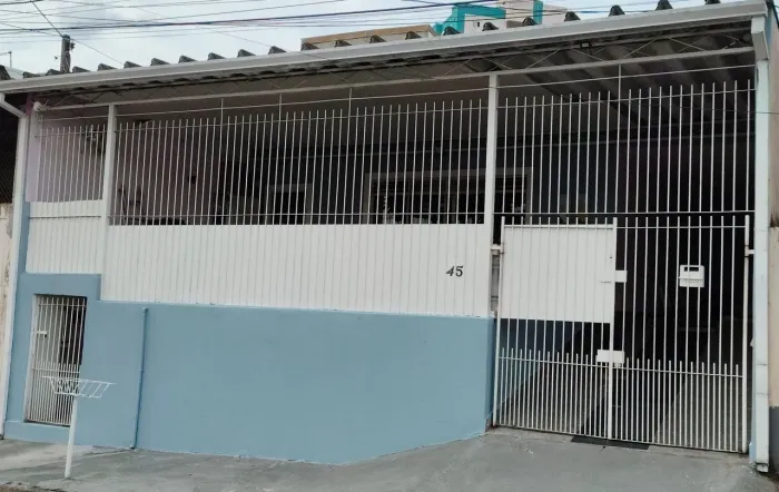 VENDO casa Jardim Uirá 3 quartos ampla, centro do Bairro