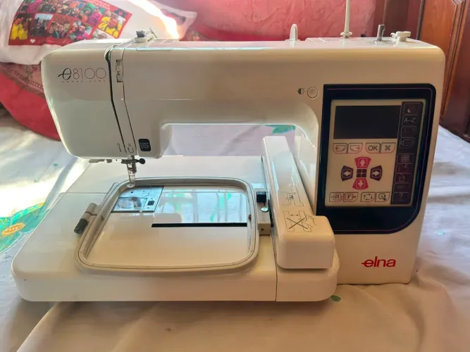 Máquina de bordar elna8100