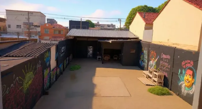 Penha Circular Área aberta com 300m², com loja na frente e Escritório nos fundos.