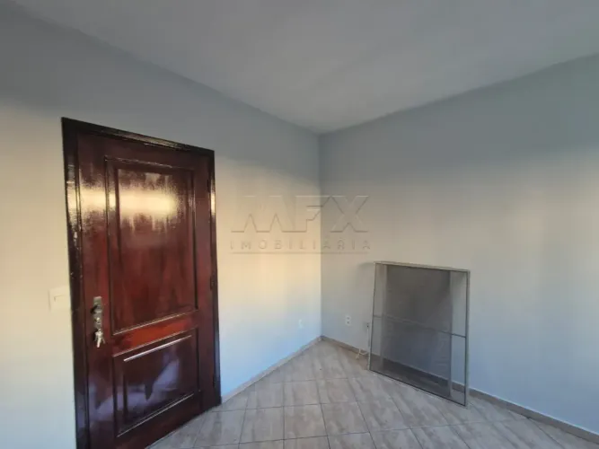 Alugo imóvel com 03 quartos