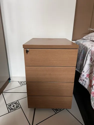 Gaveteiro de escritório com chave e rodinhas / mesa de cabeceira