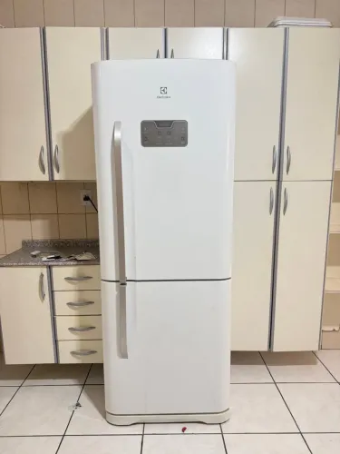 Geladeira freezer inverse frost free Eletrolux