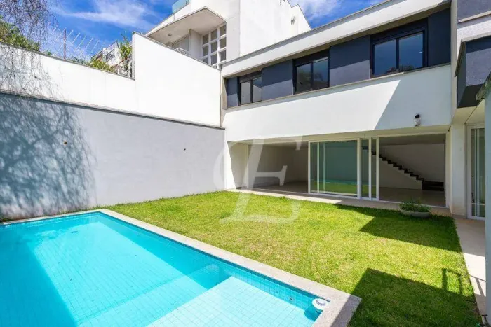 Casa de 427m² em condomínio fechado no Brooklin