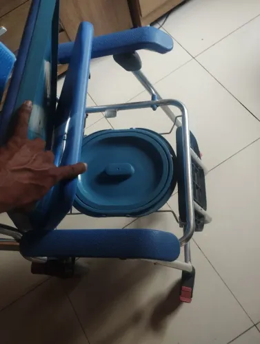 Cadeira de roda para banho hospitalar