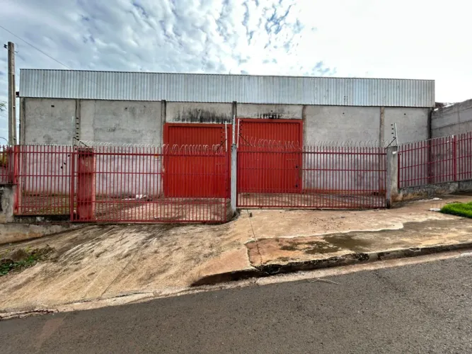 Aluga-se barracão comercial e industrial próximo ao contorno Sul na R. Pion Gertrude H. Fr