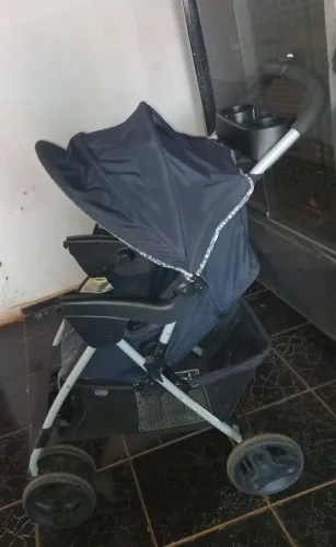 Vendo carrinho de bebê, usado poucas vezes.