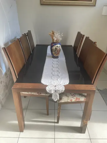 Conjunto de mesa com 6 cadeiras em madeira