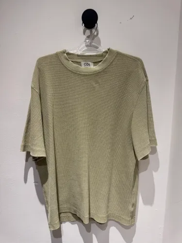 camiseta básica oversized COS verde
