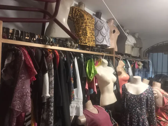 vendo arara de parede com roupa e tudo