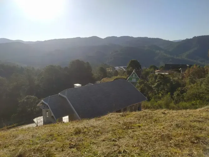 Chácara de 1.140 M2 toda fechada com cerca de alambrado e pavimentada com bloquete, 152 m²