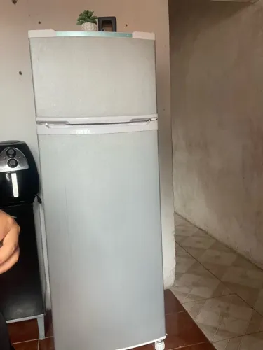 Vende se está geladeira