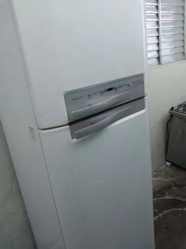 Geladeira 2 portas para consertar não está resfriando em baixo