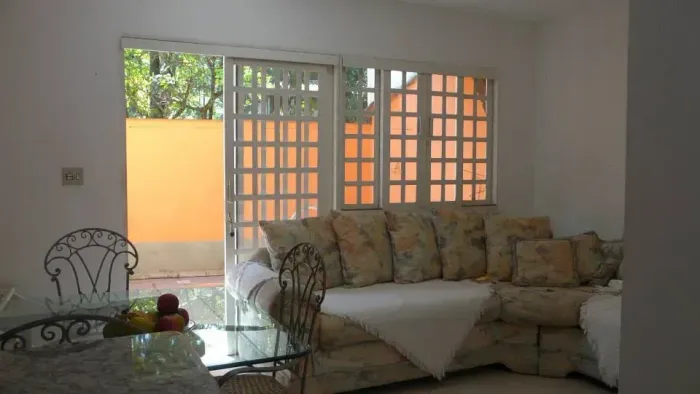 Oportunidade. Duplex, 2 quartos em pequeno condomínio. Bom local. Rua sem saída. Cód : 03