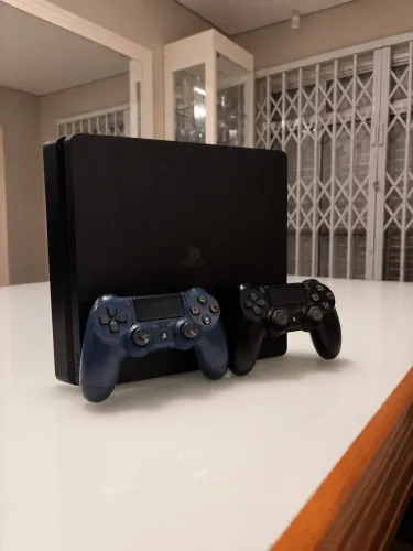 PS4 Slim 1TB + 2 Controles Originais | Excelente Estado