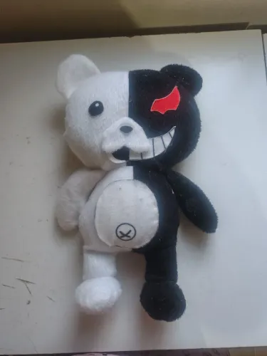 PELÚCIA MONOKUMA DANGANRONPA