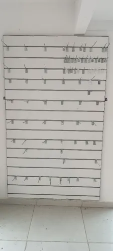 Painel canaletado e ganchos