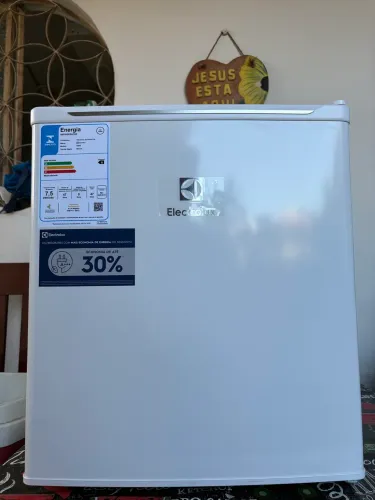 Frigobar Electrolux 47L Efficient com Controle de Temperatura Cor Branca EM50