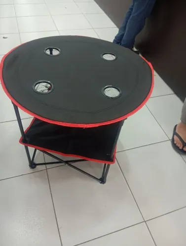 Mesa dobrável com apoio de copo 