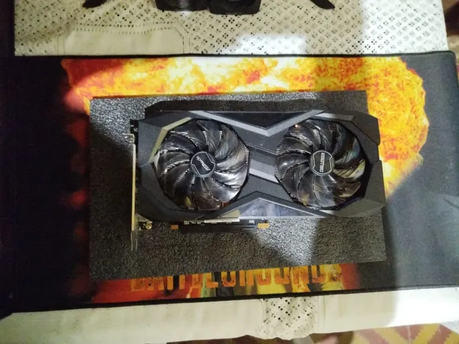 Vendo RX6600 com a caixa. Parou de funcionar gira às fans porém não dá vídeo.