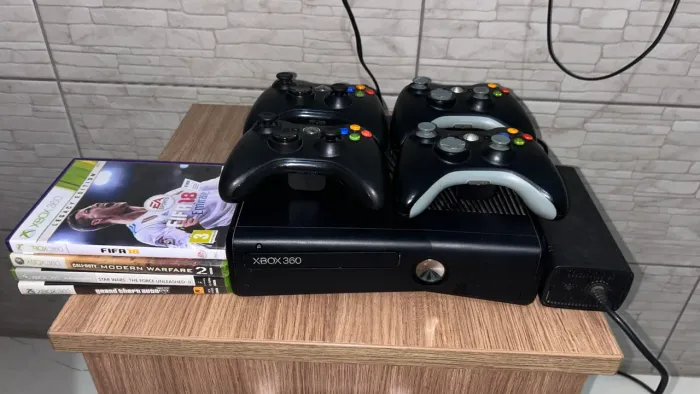 Xbox 360 Slim + 4 Controles Originais + 4 Jogos