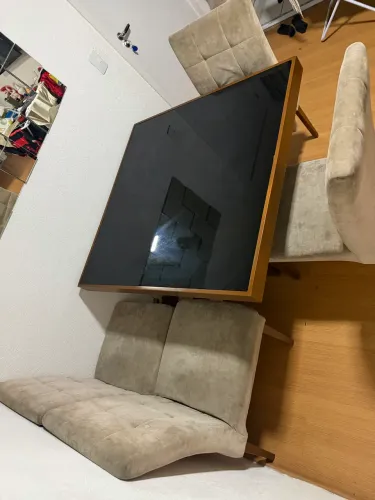 Vendo mesa com 4 cadeiras