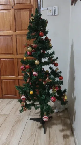Árvore de Natal cor Verde de 1,50 mt com pedestal original