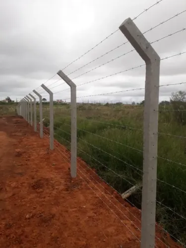 Palanque curvo para cerca com arame farpado