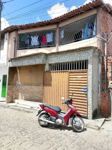 Prédio com três casas.