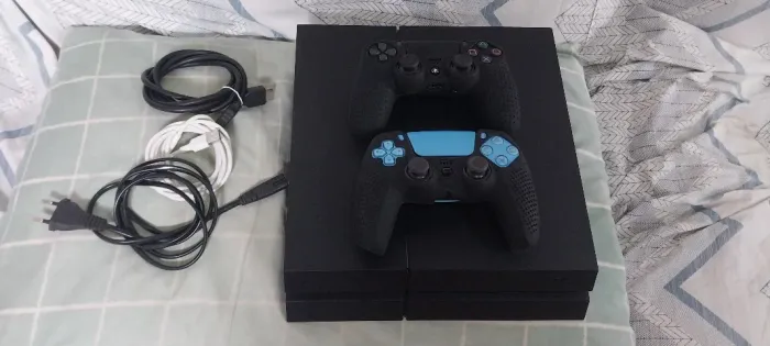ps4 fat 500 G, 2 controles, 2 jogos, excelente!!