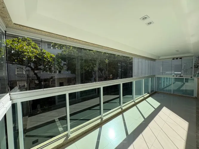 Apartamento para Alugar | 4 Suítes | 198 m² | Quadra da Praia | 1 Vaga | Leblon, RJ por R$