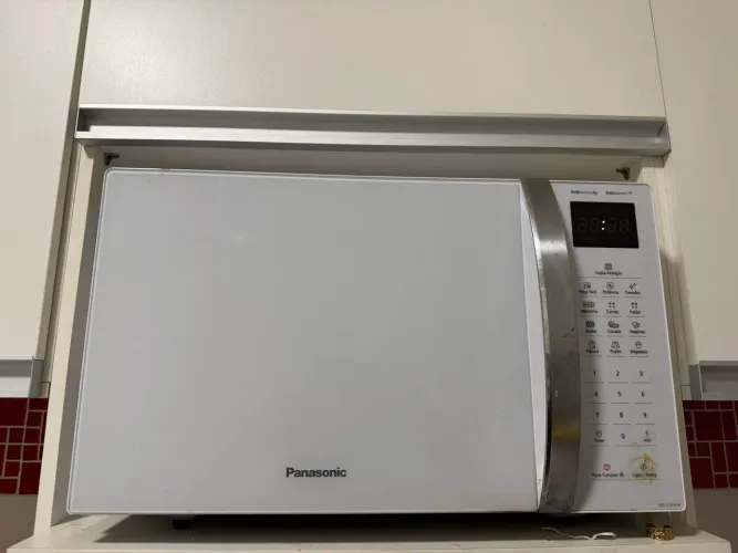 Micro-ondas Panasonic 32L Branco com Porta Espelhada