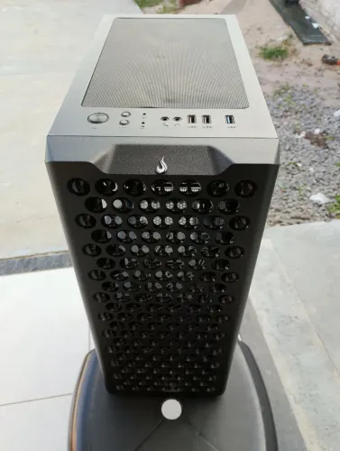 Gabinete Gamer Pichau com duas Fans - Frente em Mesh ventilada e Vidro frontal temperado.