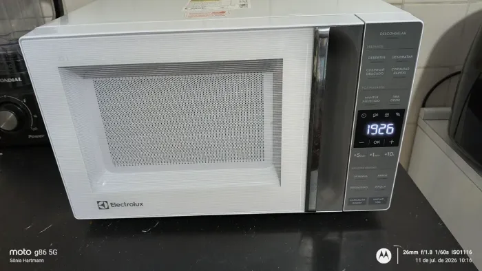 Vendo microondas Eletrolux 23 LT semi novo por 400,00