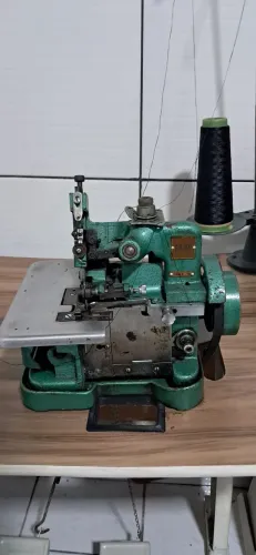 Máquina Overlock