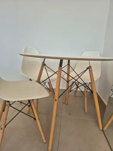 Mesa branca redonda com 3 cadeiras