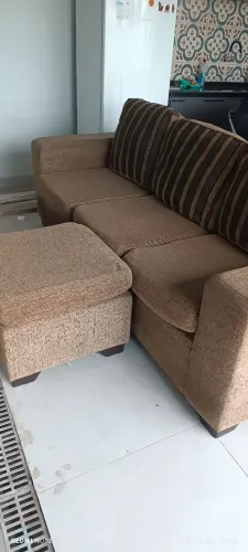 Sofá de três lugares, com almofadas lavável