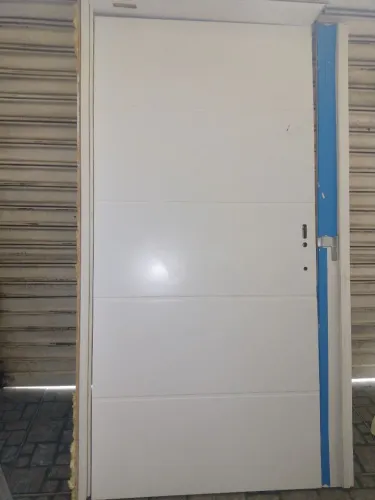 VENDE -SE PORTA COM O BATENTE NOVO parcelo no cartão 