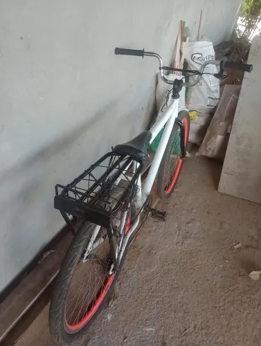 Bike aro 26 montadinha, em perfeito estado,tbm com preço de banana