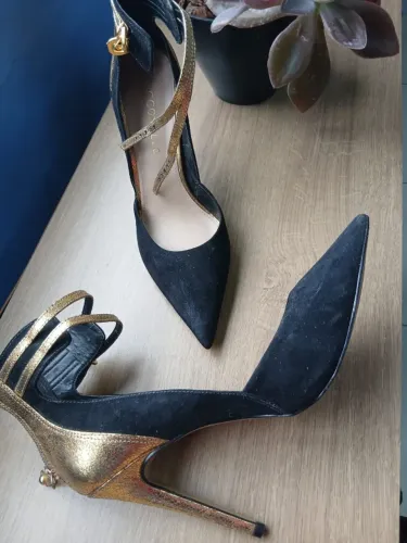 SCARPIN CECCONELLO PRETO E DOURADO