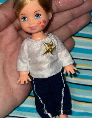 Boneco mini tommy barbie kelly RARO beijinhos