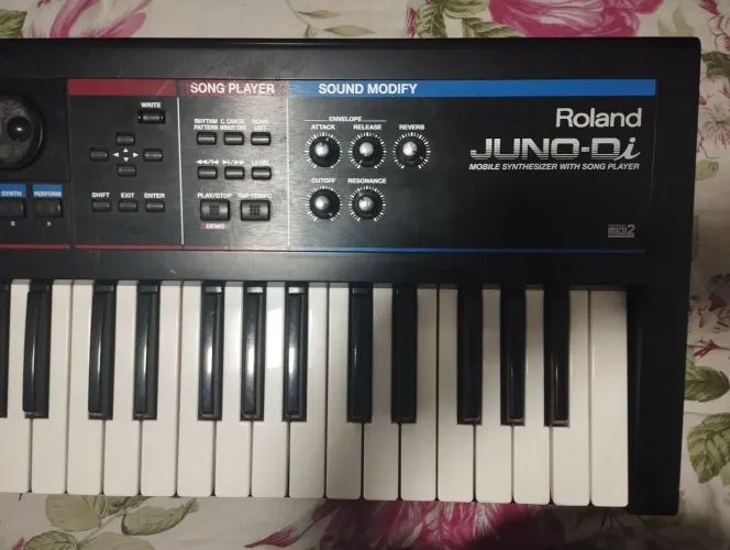 Roland Juno Di Piano digital (teclado sintetizador)