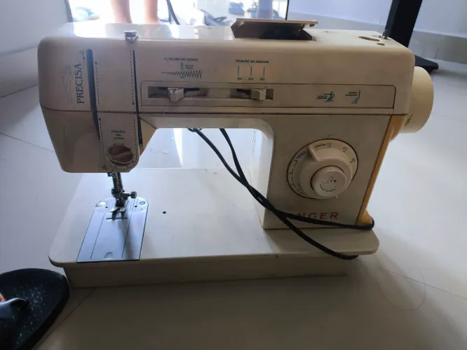 Máquina de costura Singer precisa 
