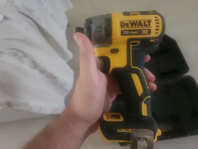 Parafusadeira Dewalt DCF 887